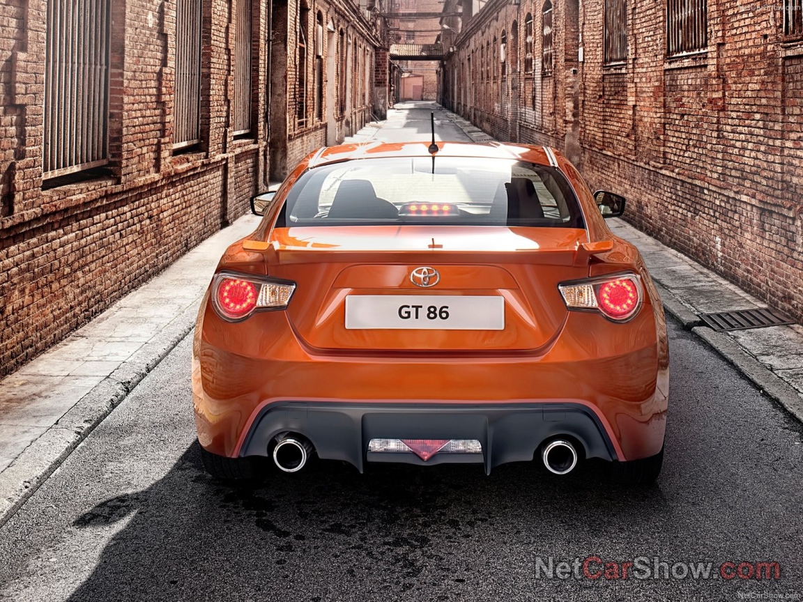 Тойота на узкой улице