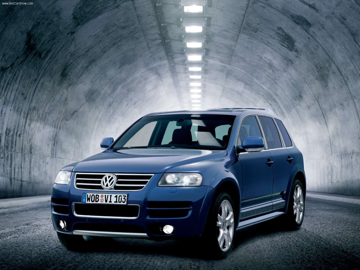 Красивый автомобиль Volkswagen Touareg в Москве