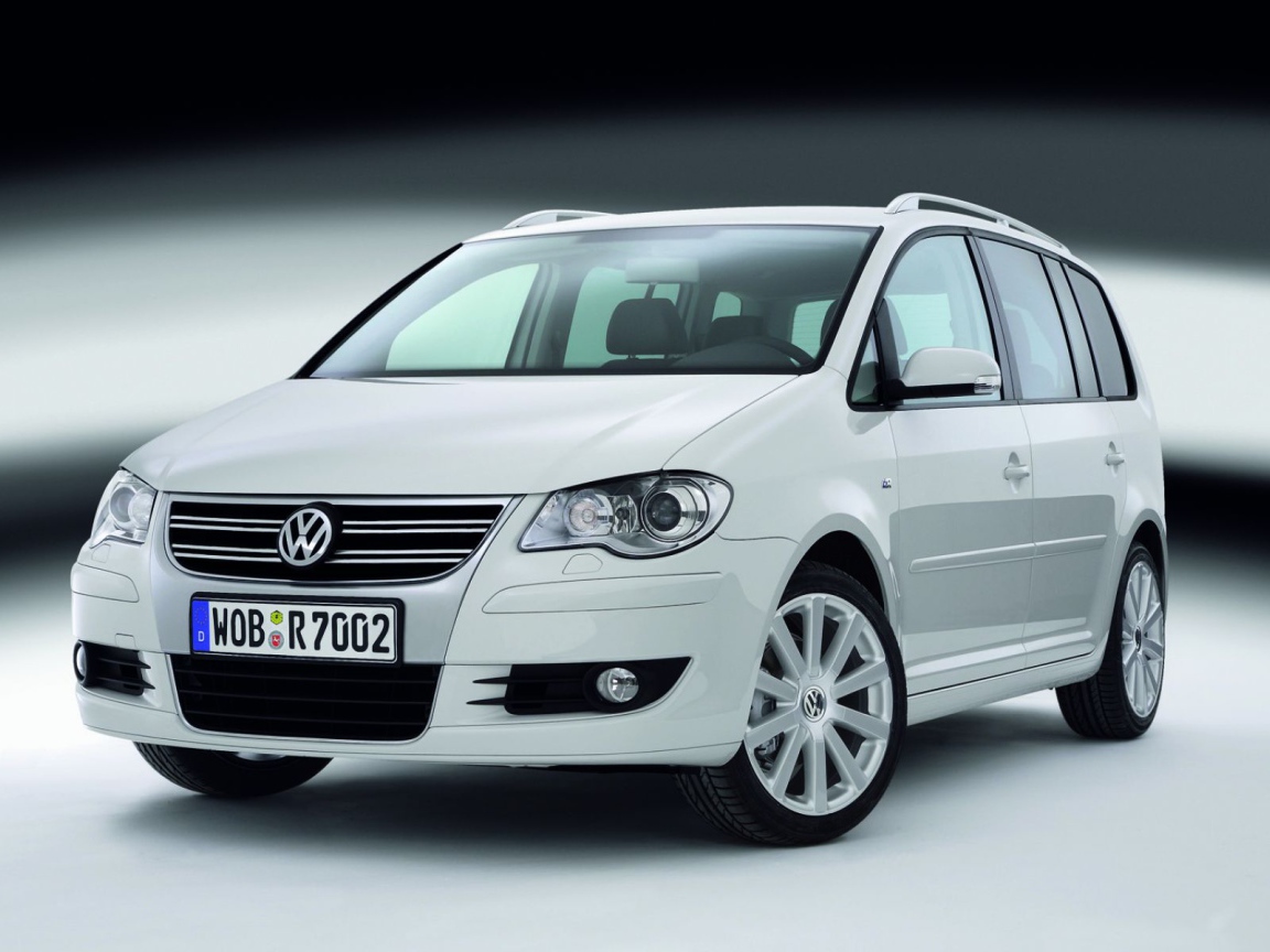 Красивый автомобиль Volkswagen Touran