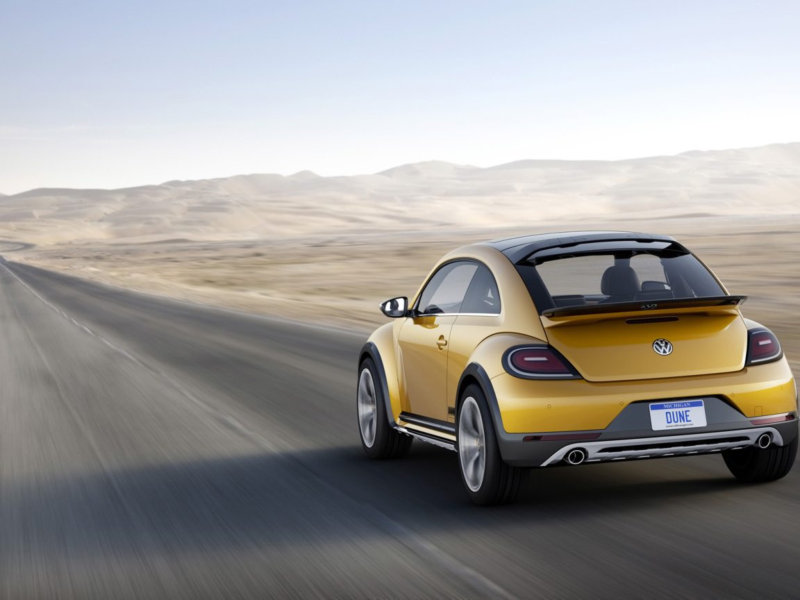 Автомобиль Volkswagen Beetle Dune 2014 на дороге 