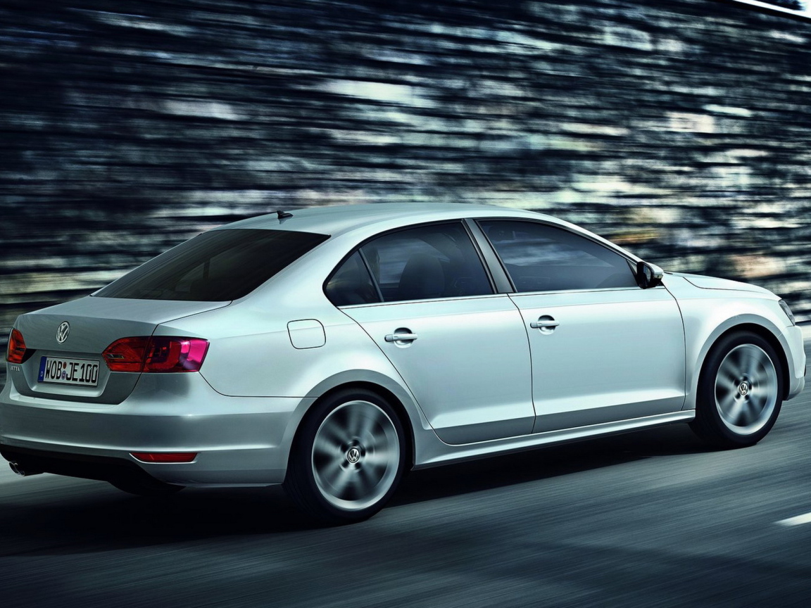 Автомобиль Volkswagen Jetta на дороге