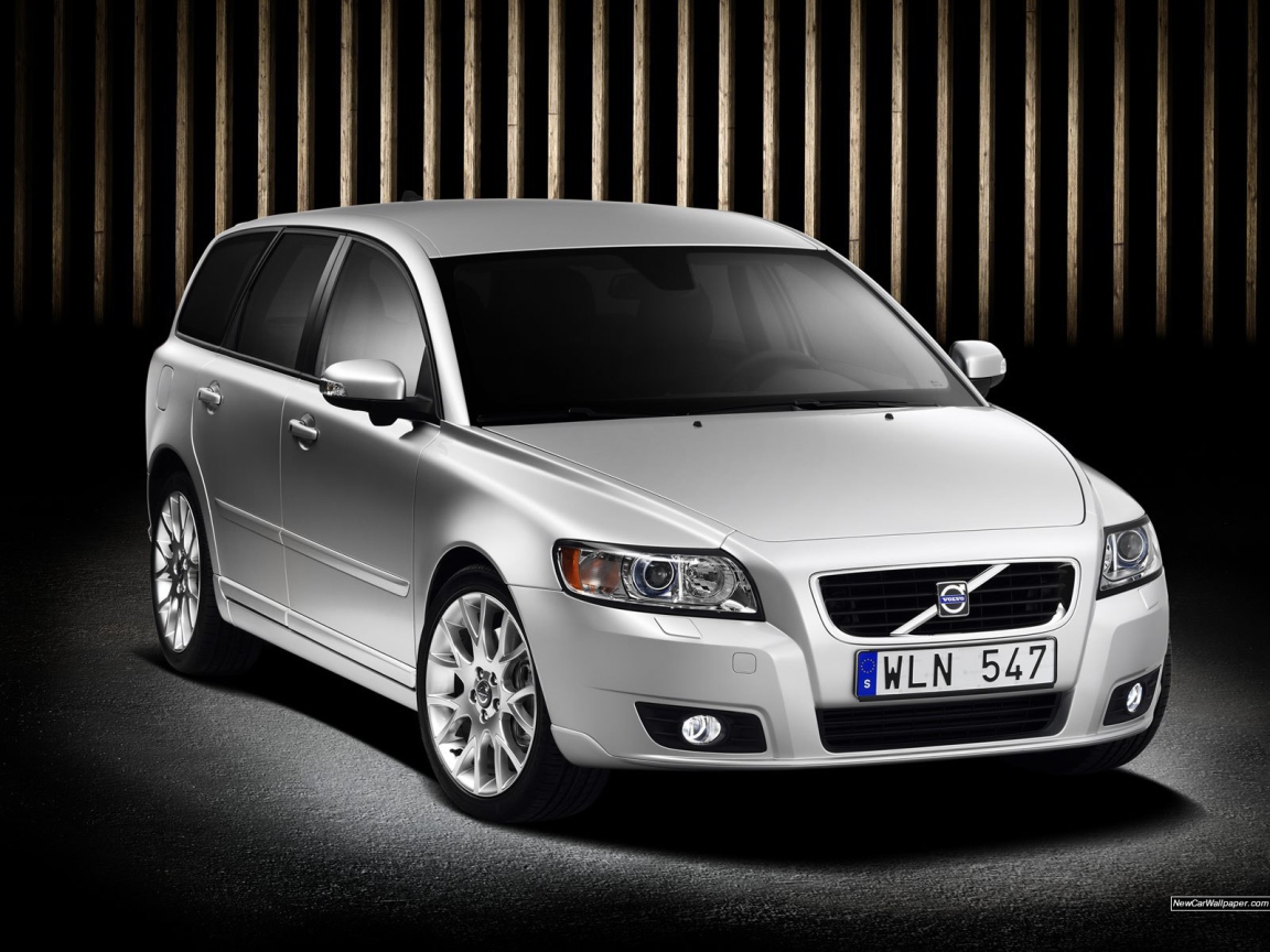  Красивый автомобиль Volvo v50 в Москве