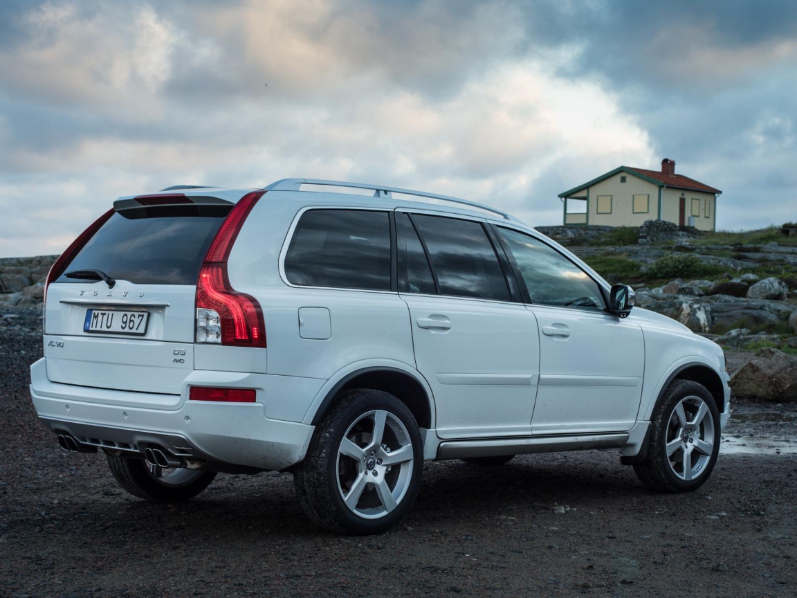 Красивый автомобиль Volvo  xc90 2014