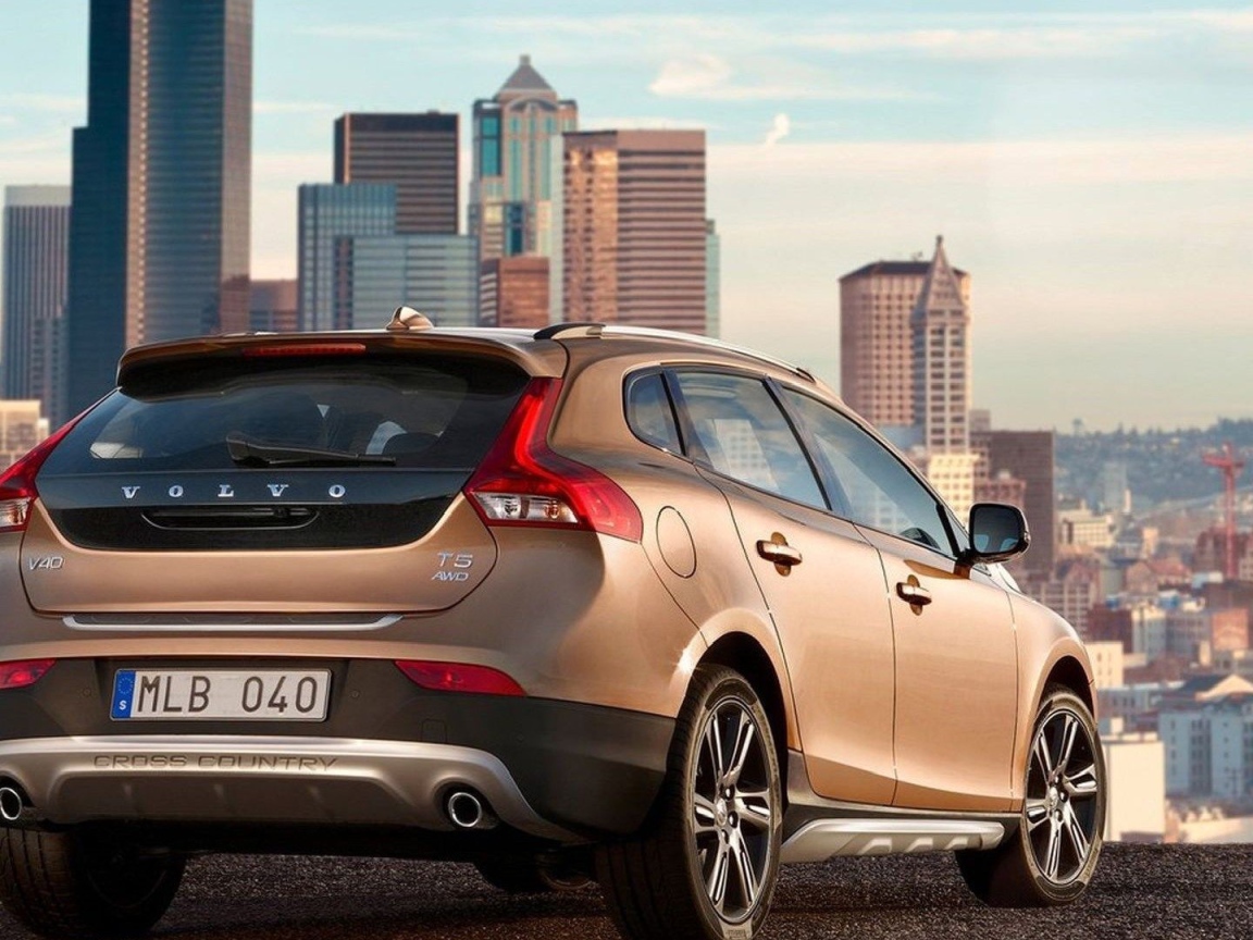 Красивый автомобиль марки Volvo v40 Cross country