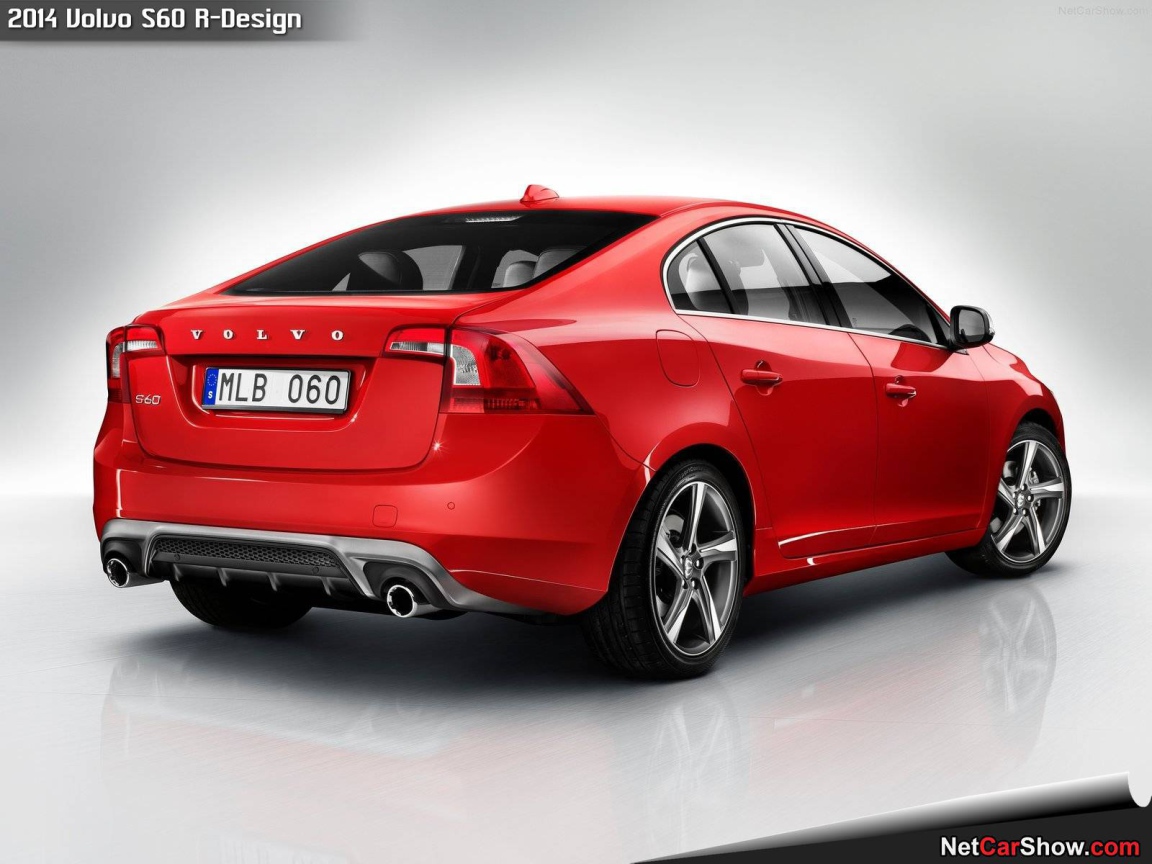 Автомобиль Volvo s60 на дороге