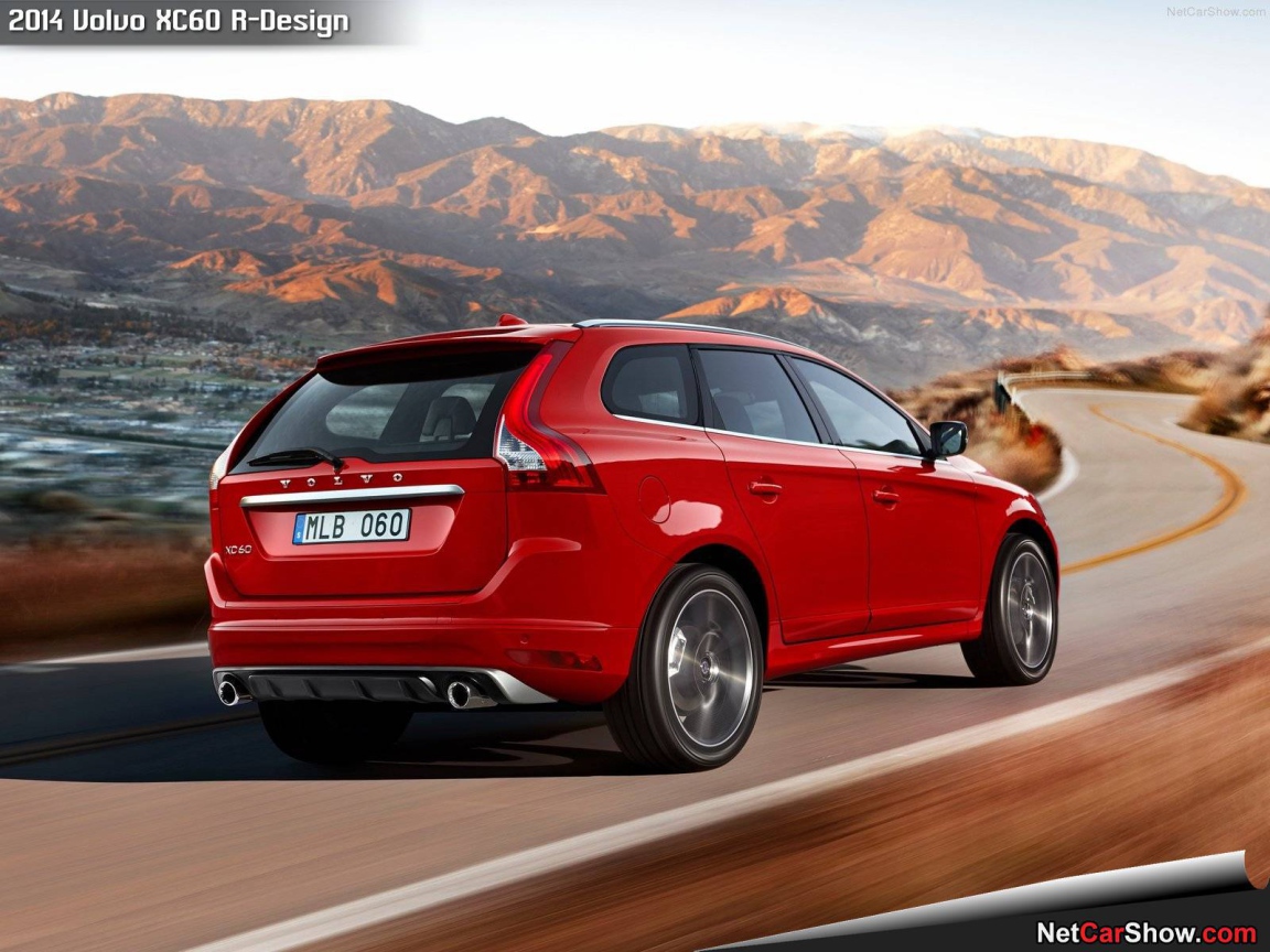 Автомобиль Volvo xc60 на дороге