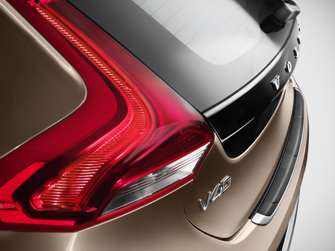  Автомобиль марки Volvo модели v40 Cross country