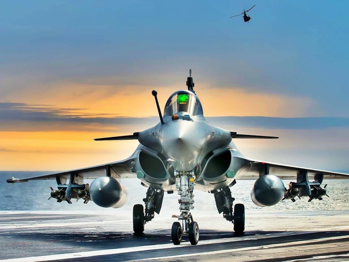 Самолет на палубе корабля