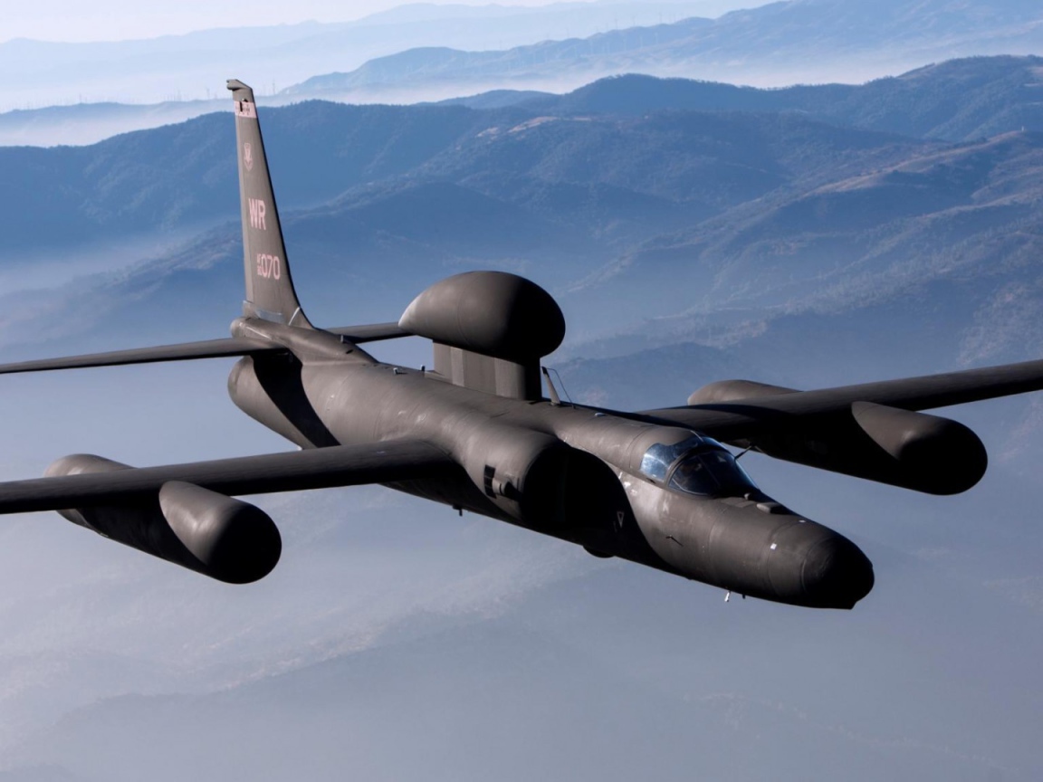 Самолет разведчик над горами