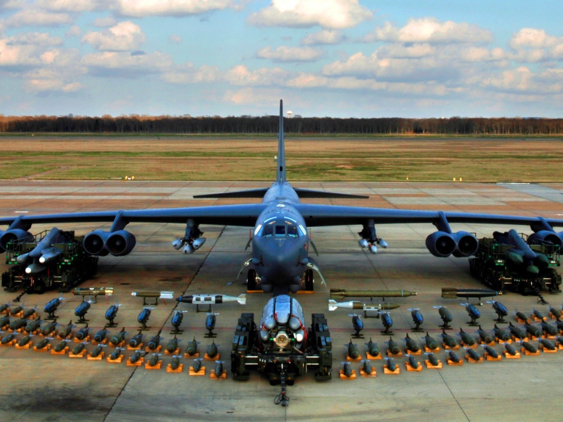 Военный самолет B-52