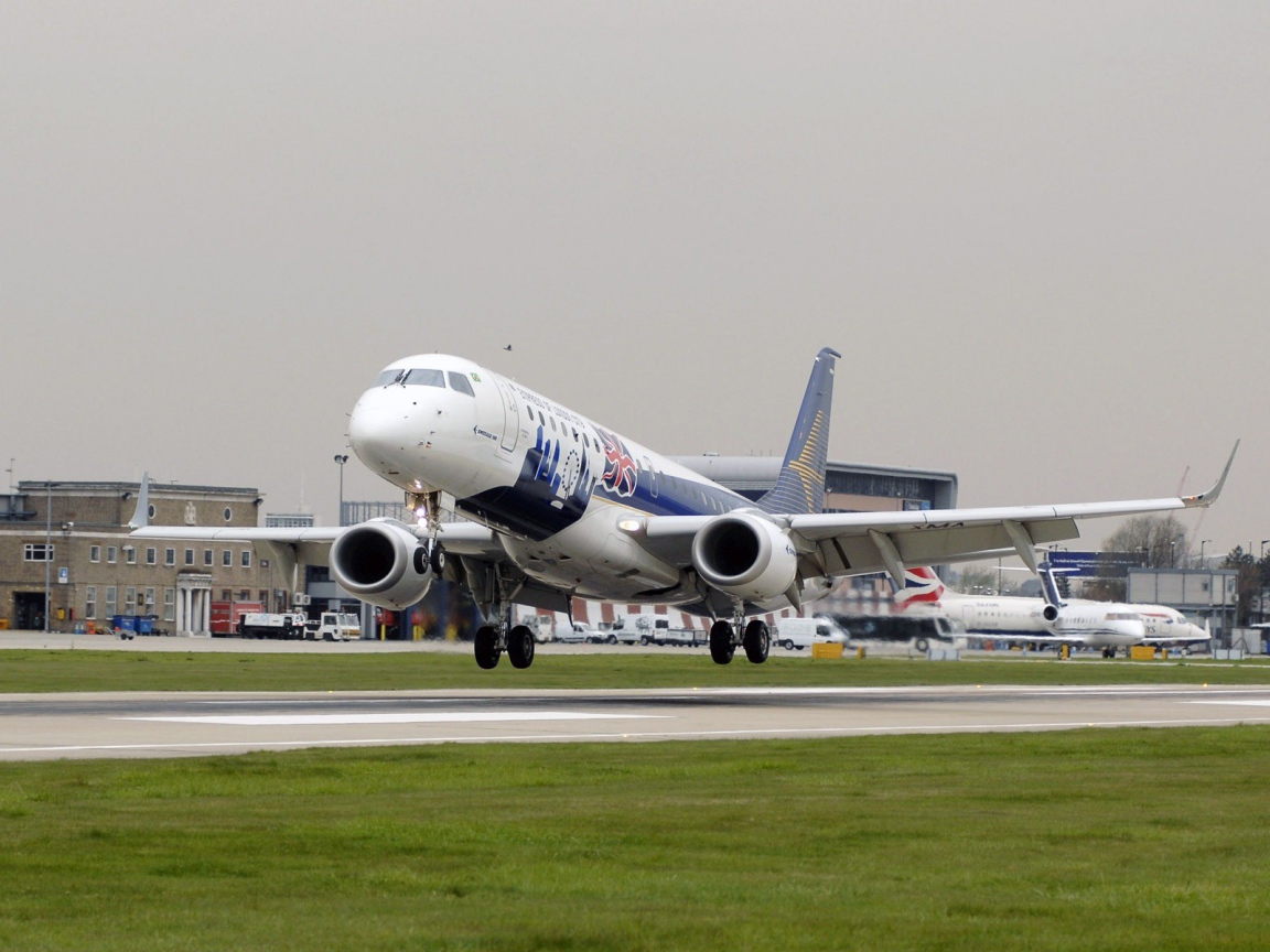 Самолет оторвался от земли