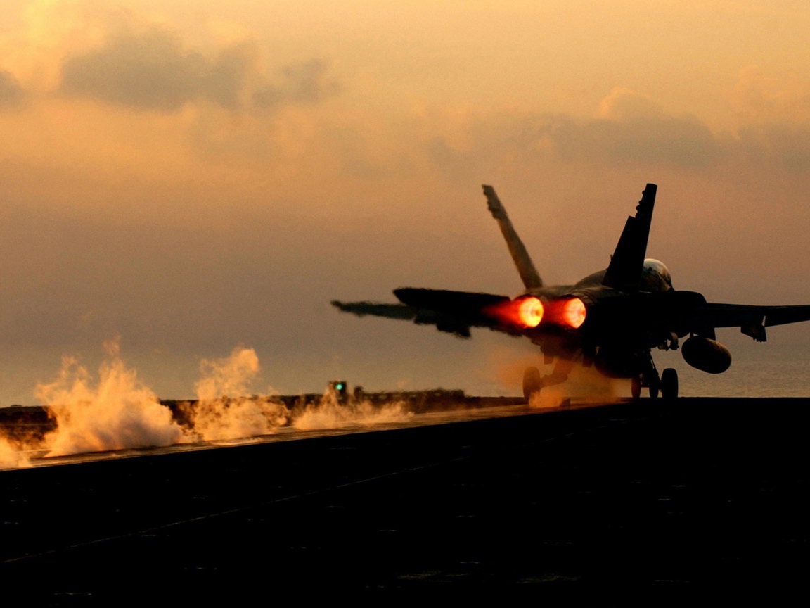 Самолет Ф-18 взлетает