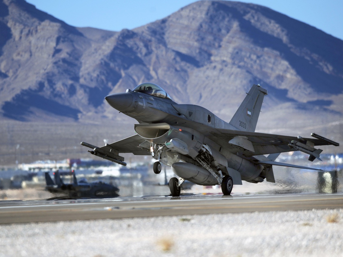 Взлет военного самолета Ф-16