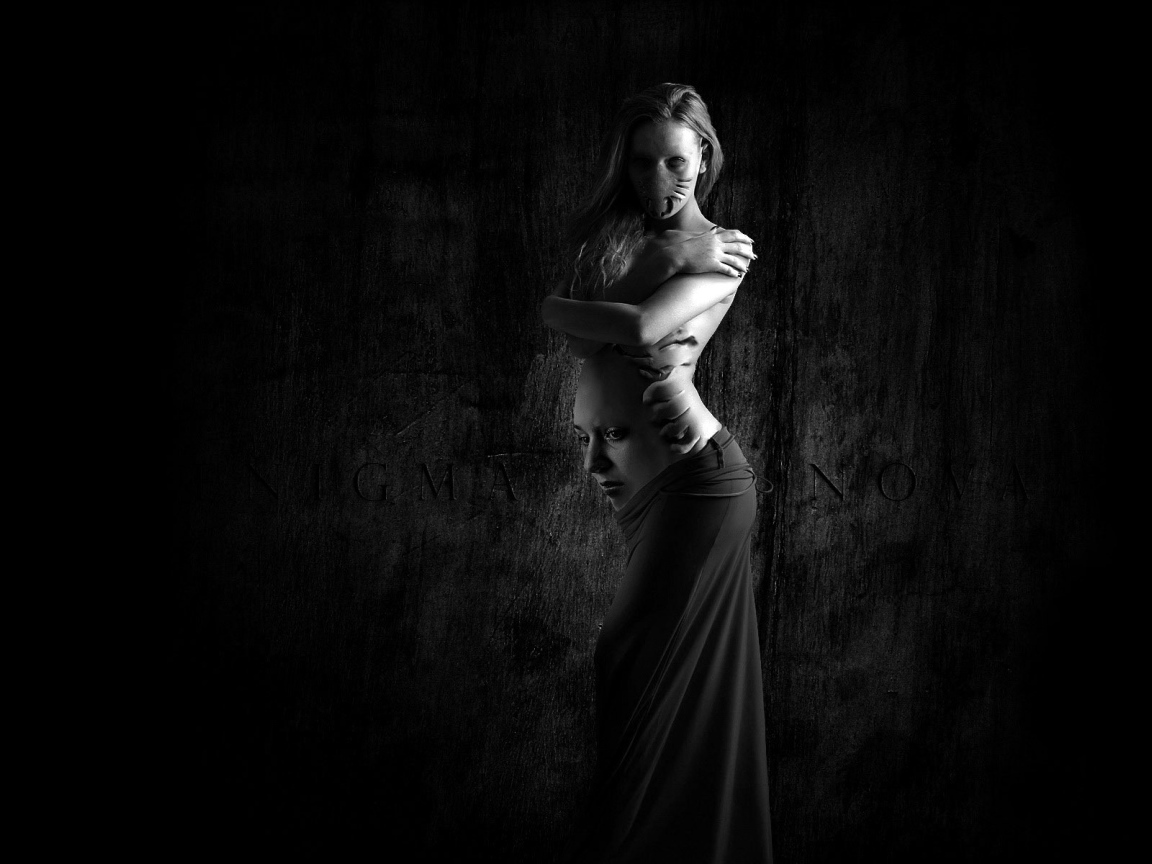 Черные обои с женской фигурой
