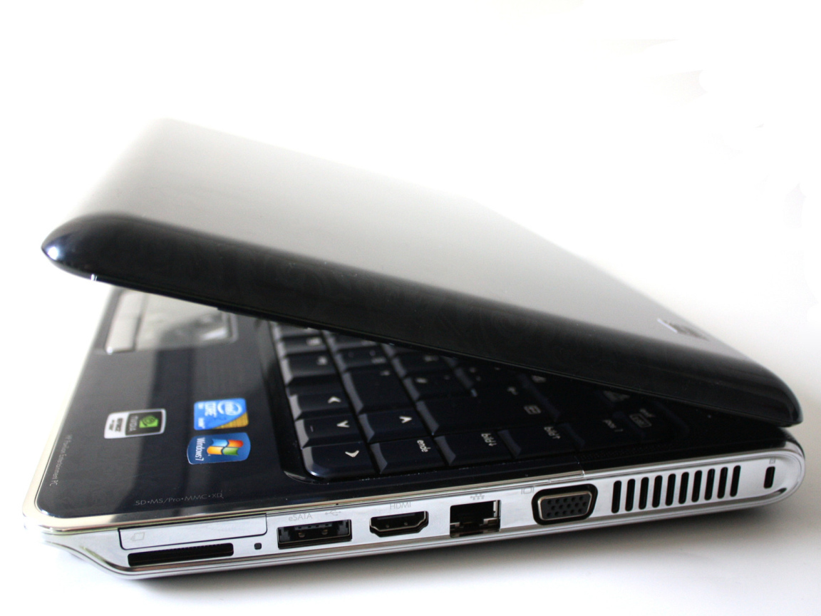 Приоткрытый ноутбук HP