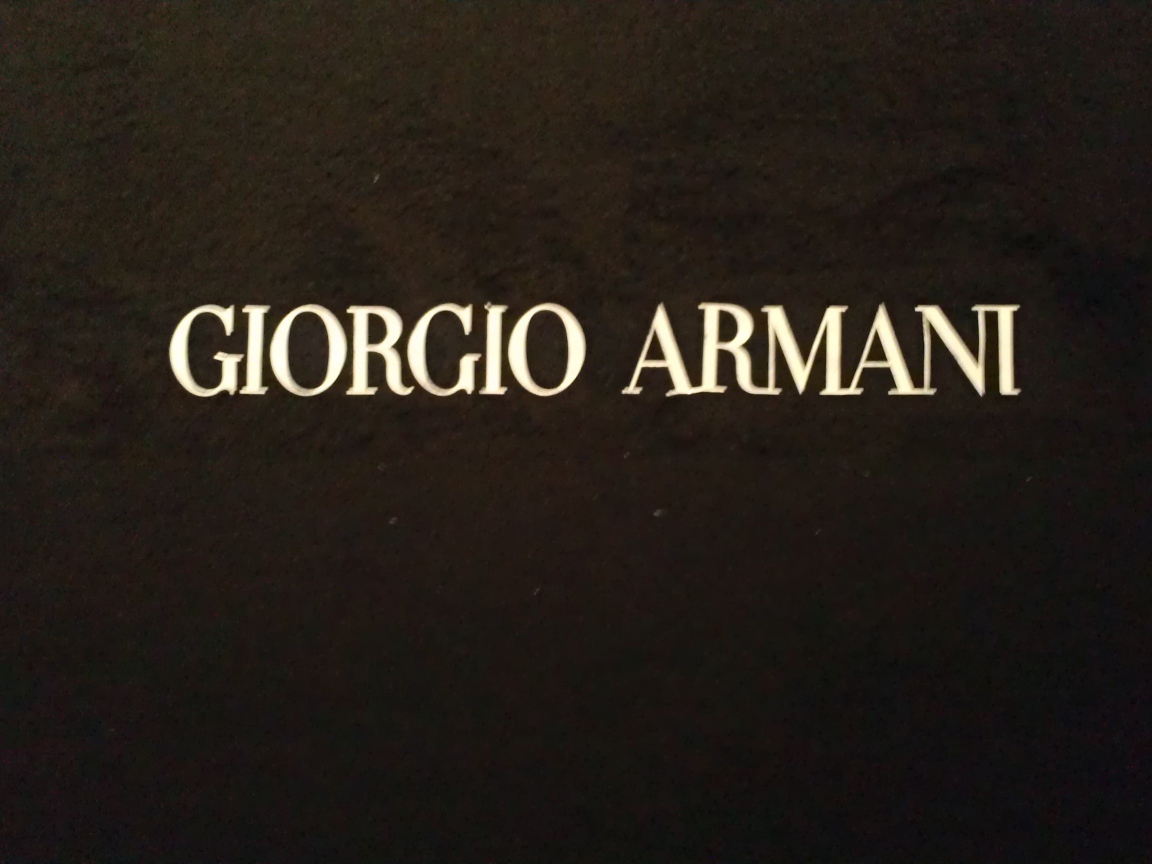 Известный бренд Giorgio Armani