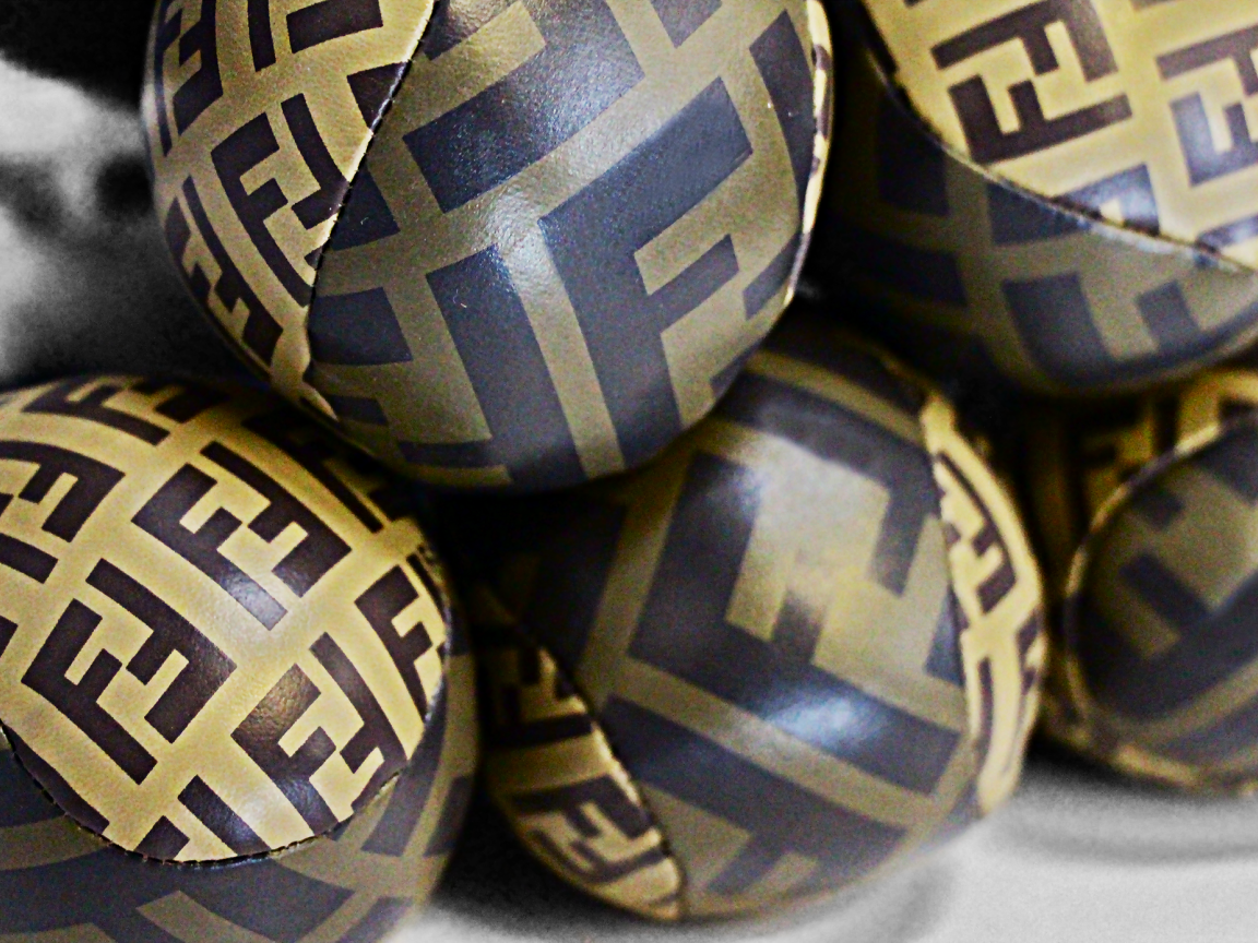 Логотип Fendi на коже