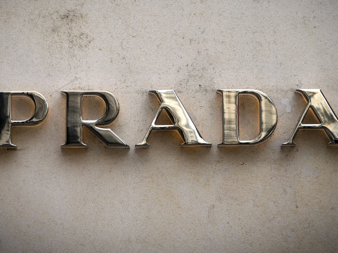 Золотые буквы Prada