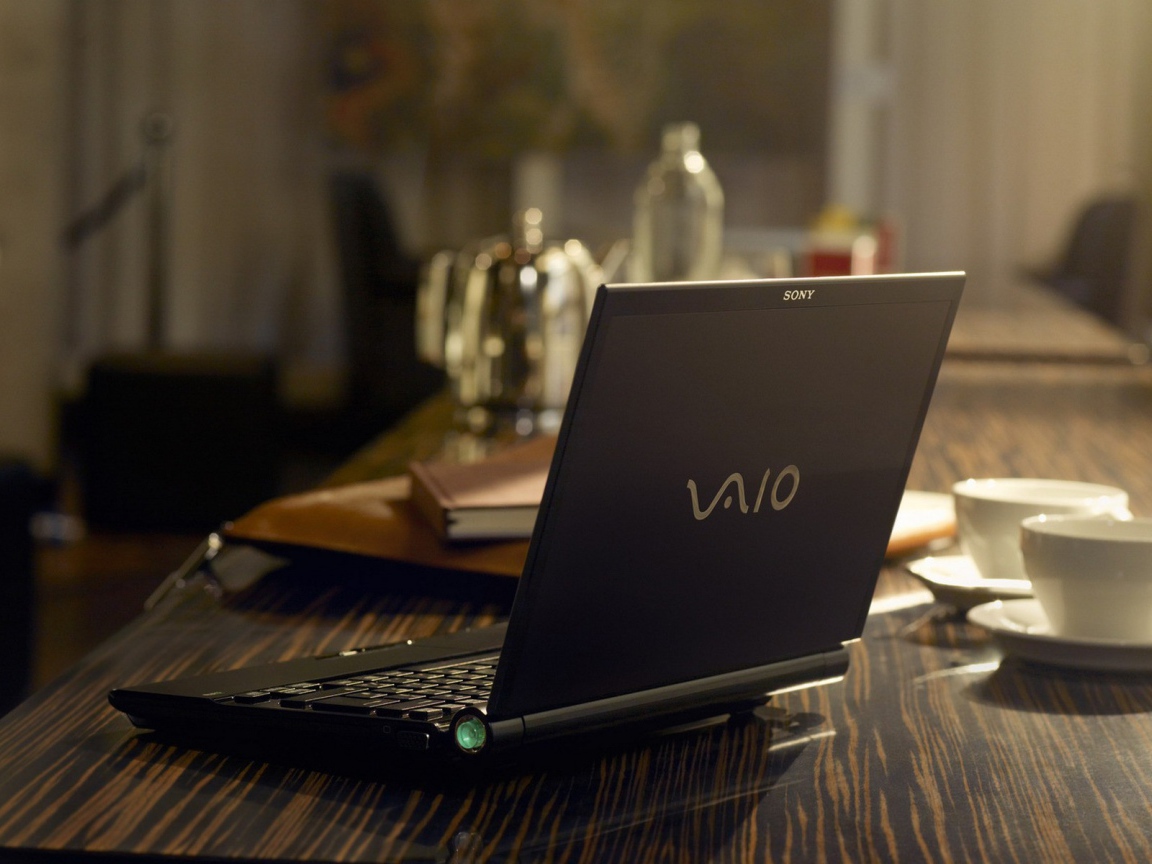 Ноутбук Сони на столе