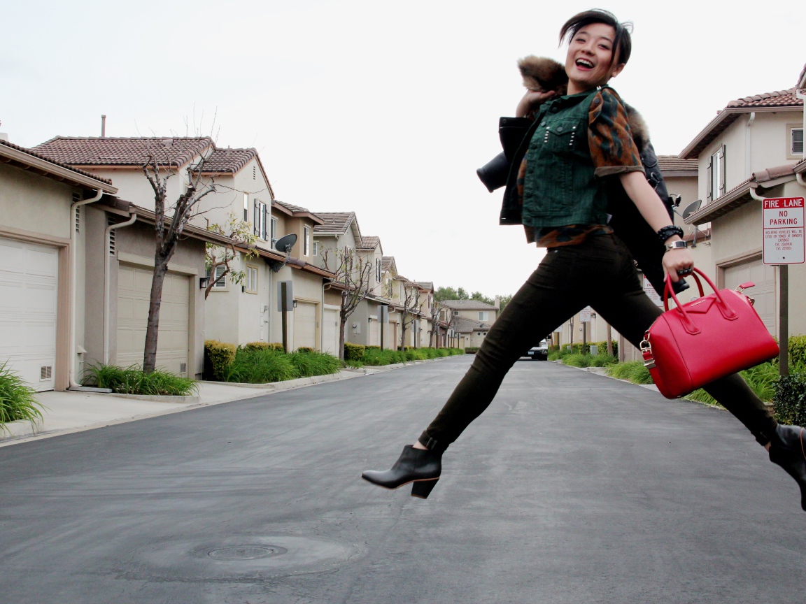 Довольная девушка с сумкой Givenchy