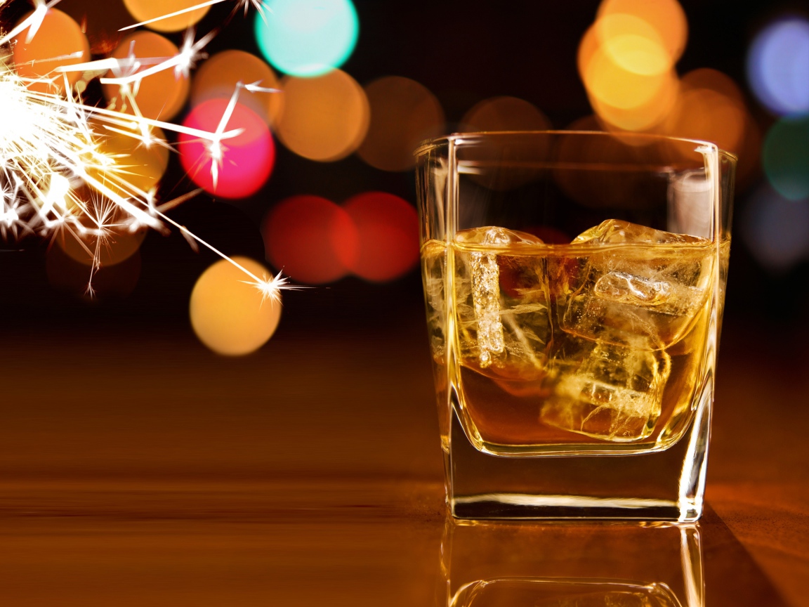 Стакан виски со льдом