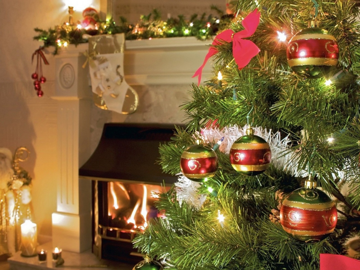 Новогодняя ёлка с игрушками