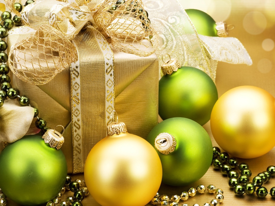 Золотые шары , бусы и подарок
