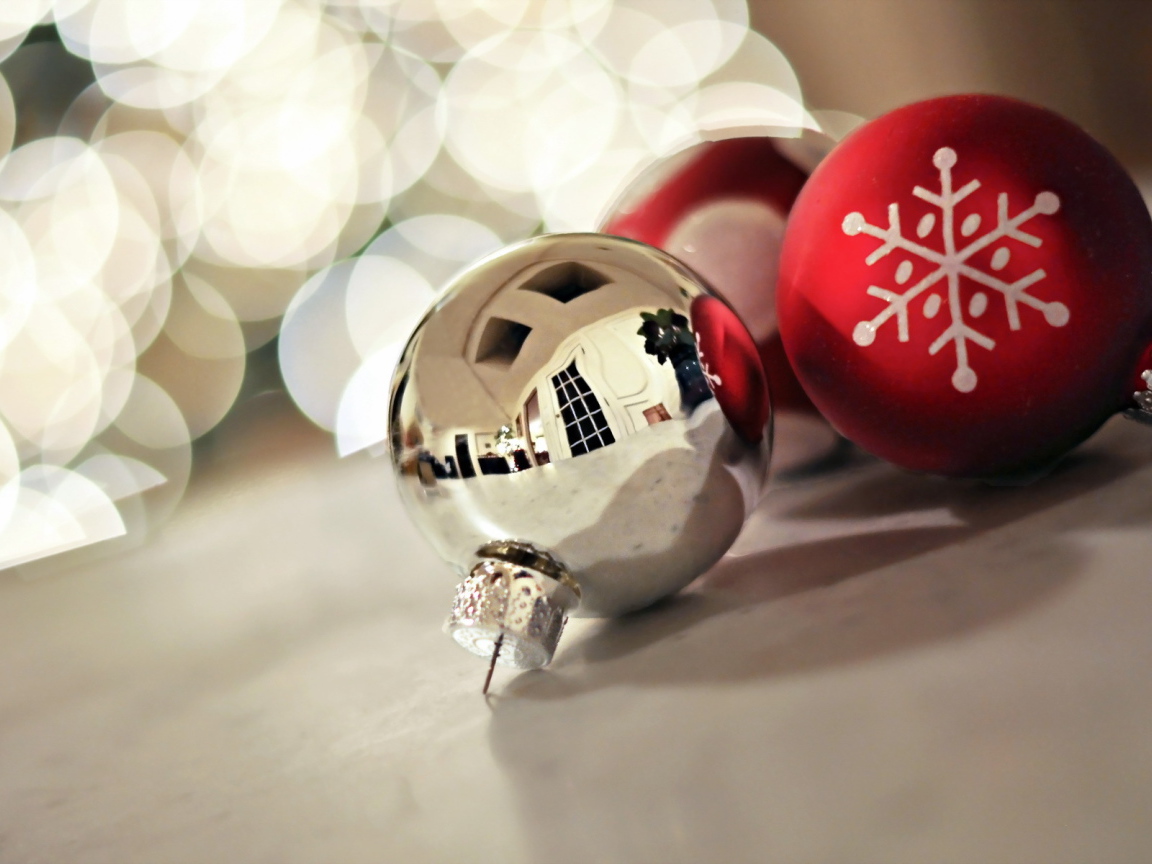 Белый шар на рождество