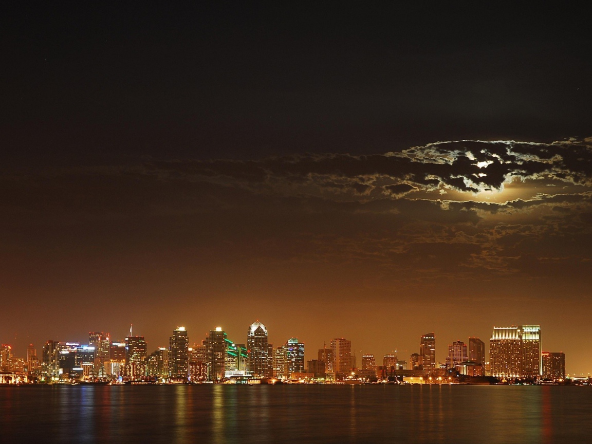 Огни города у моря