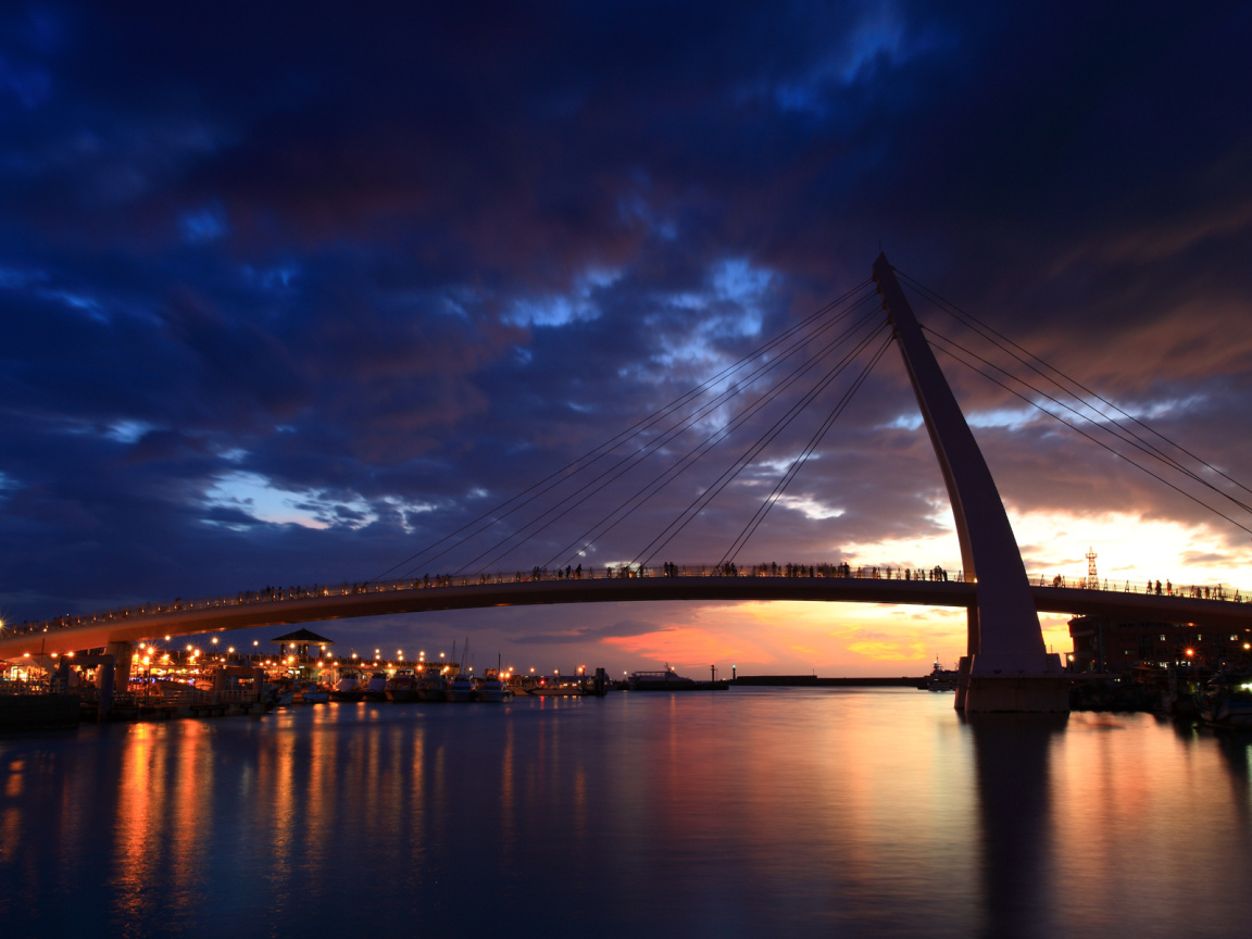 Люди на мосту в Нью Тайпей