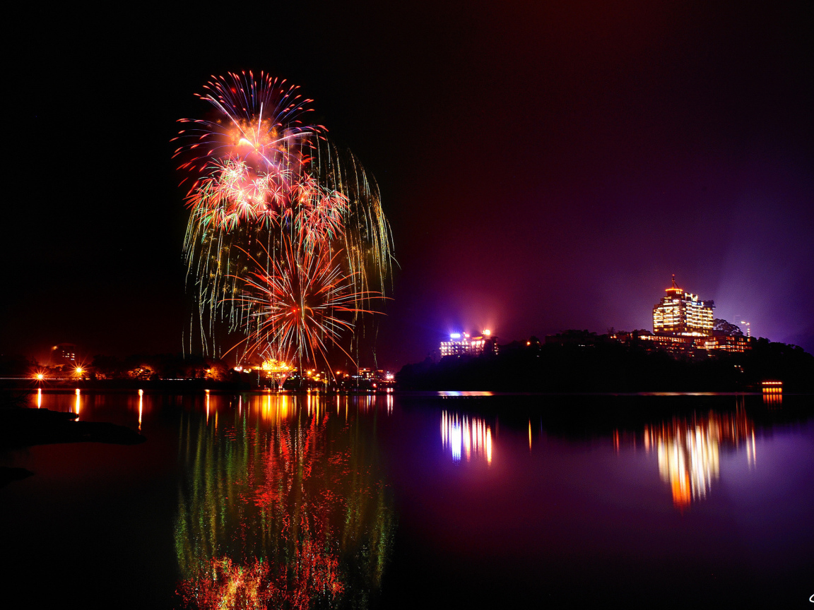 Отражение фейерверка в озере