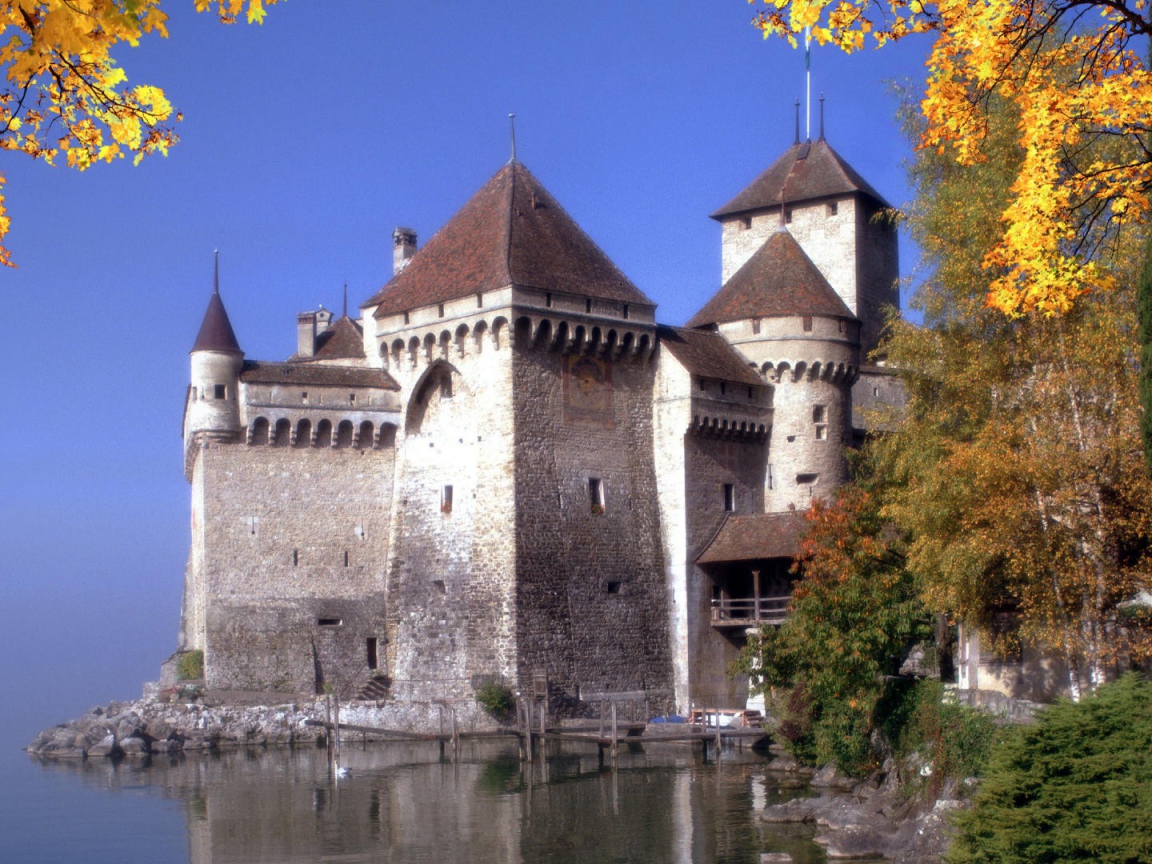 Старинная крепость у воды