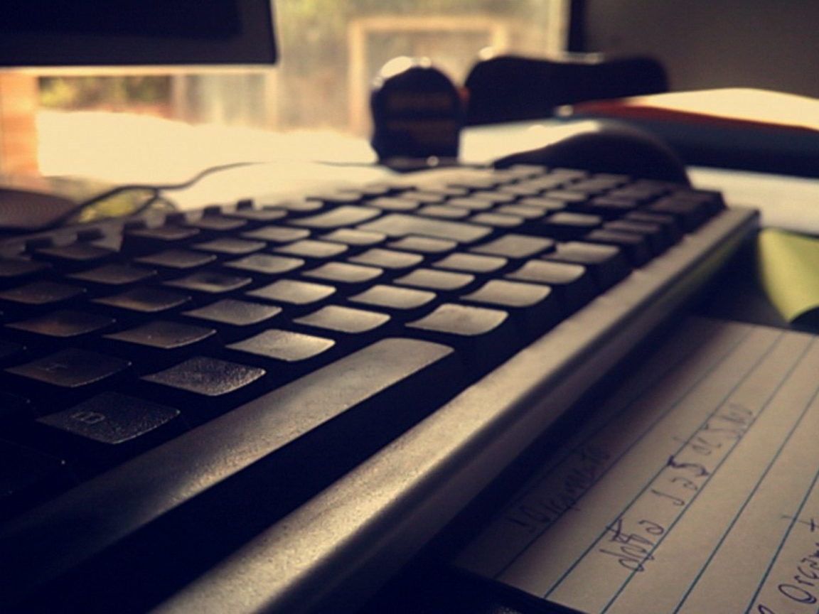 Черная компьютерная клавиатура