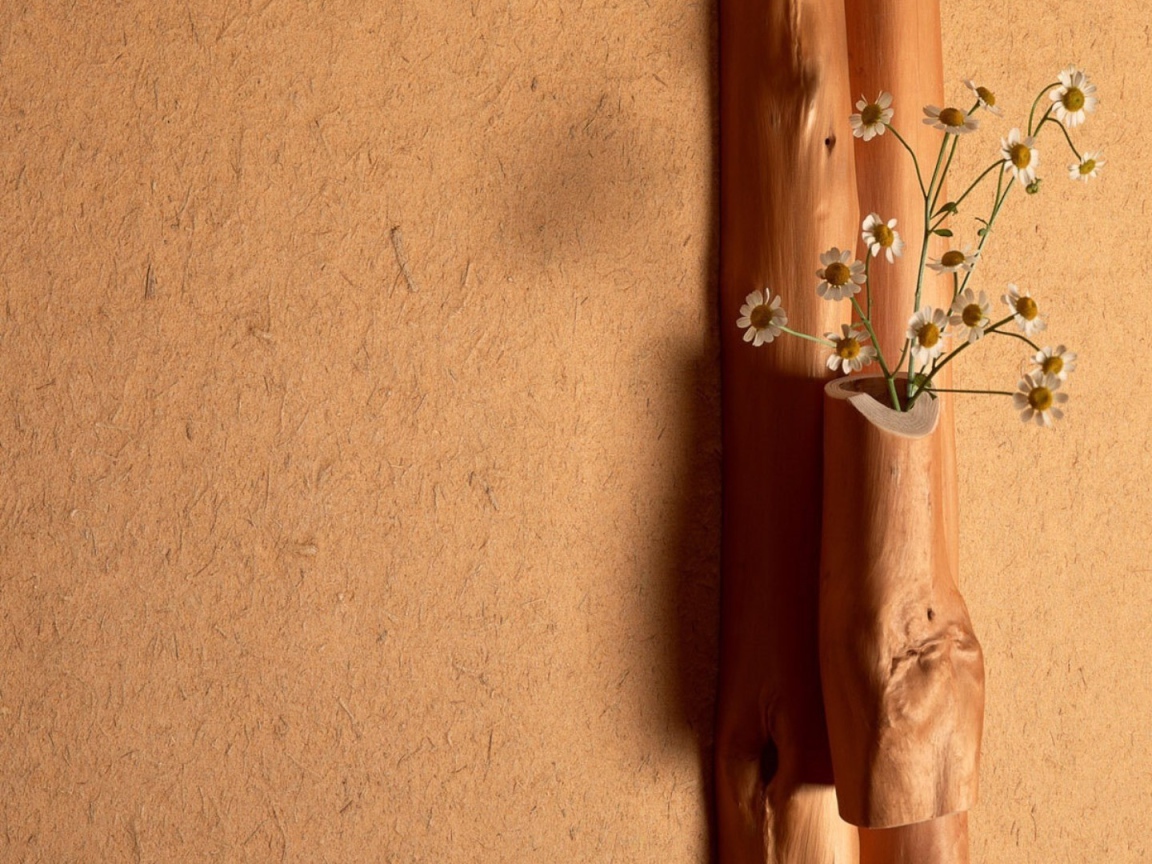 Ромашки в деревянной вазе