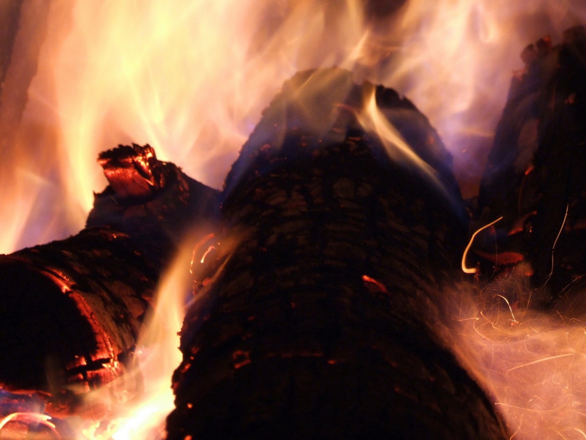 Огонь на дровах в камине