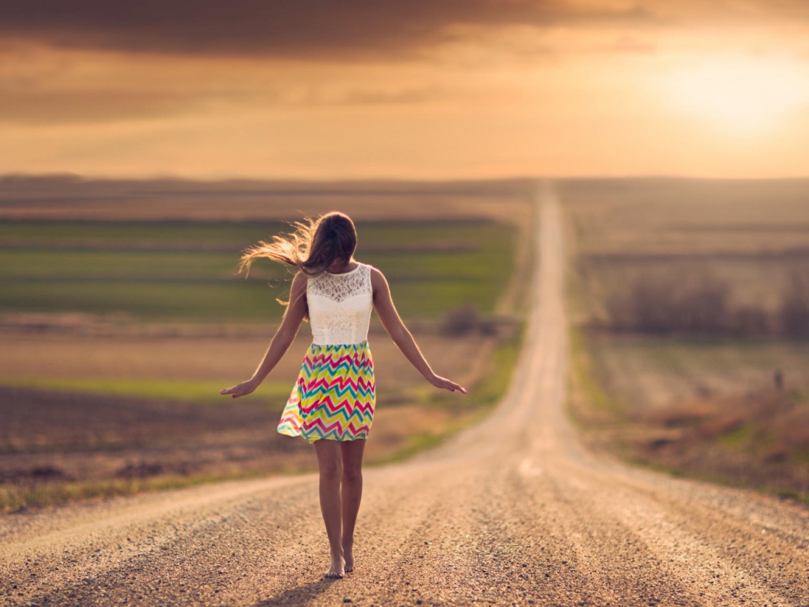 Девушка на грунтовой дороге