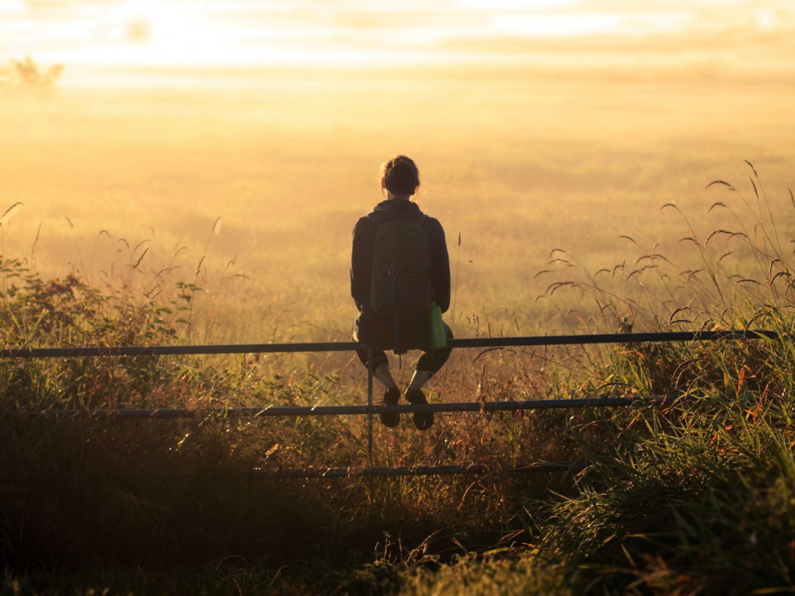 Девушка на заборе