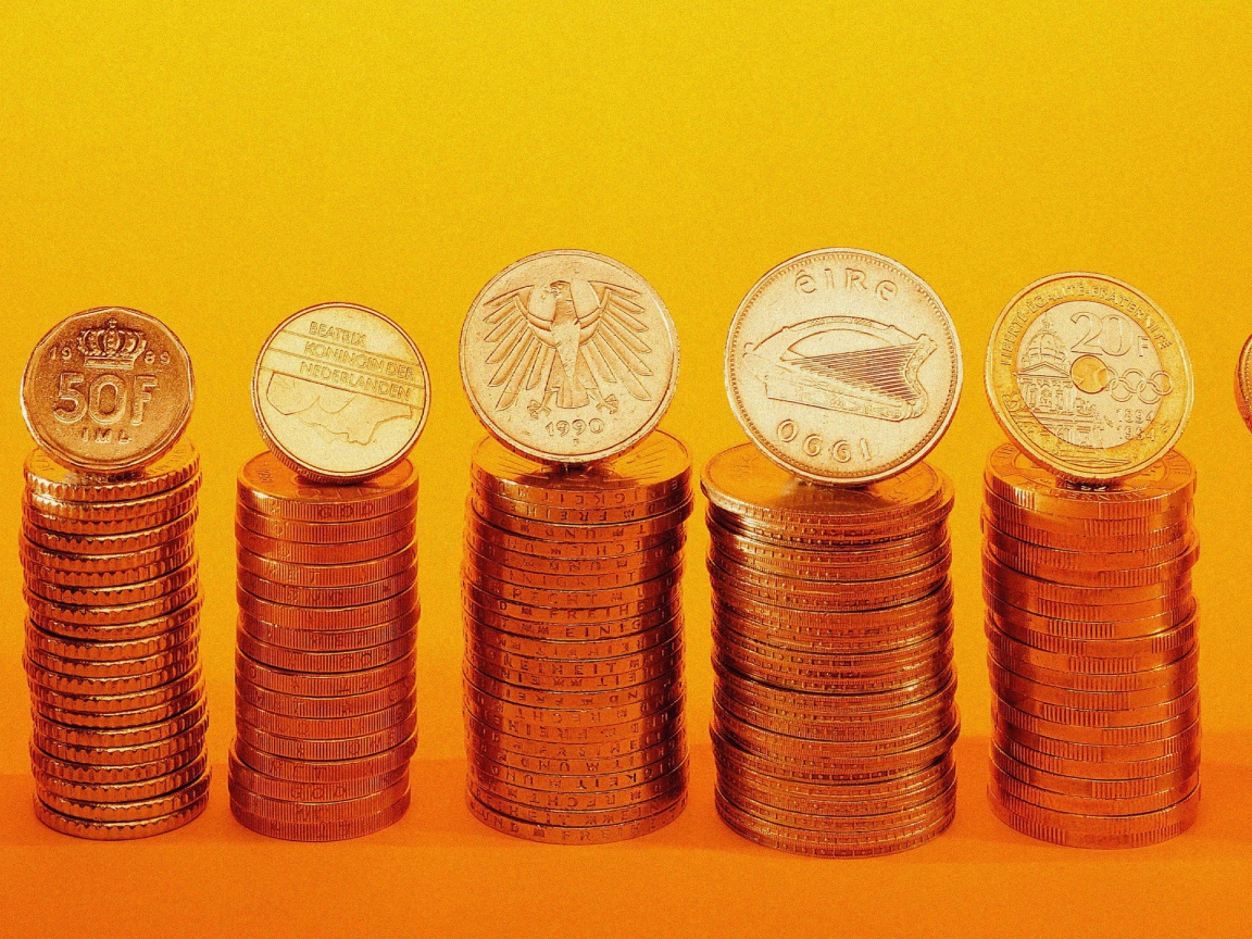 Золотые монеты в стопках