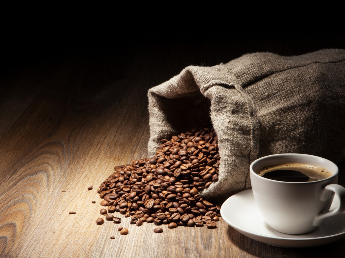 Зерна и чашка кофе