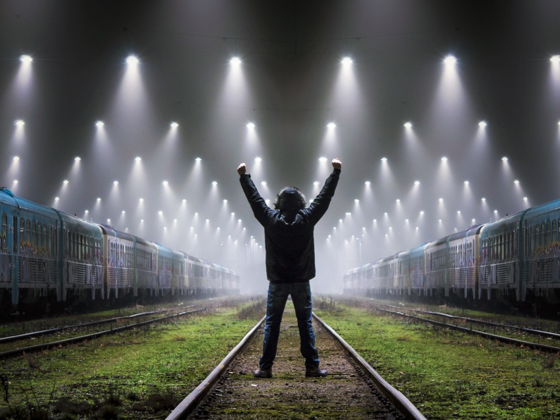 Парень между поездами