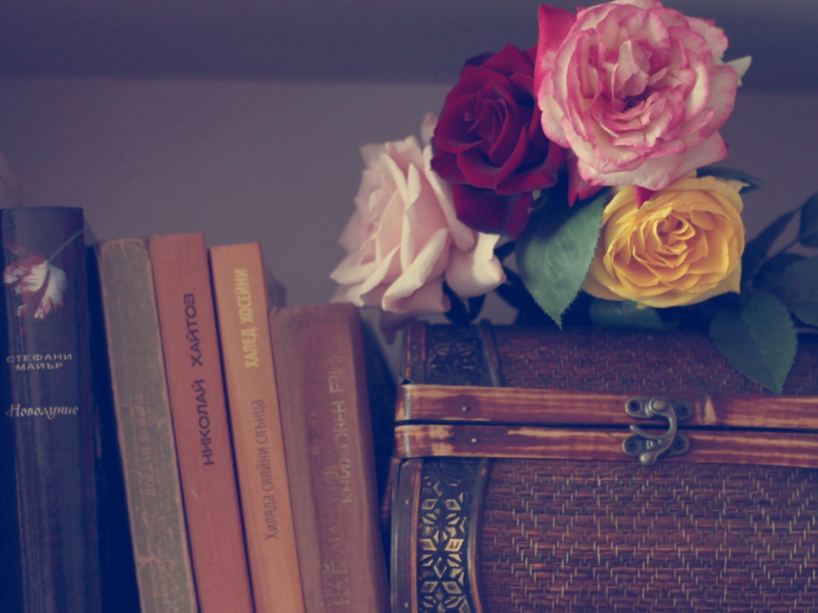 Розы на шкатулке и книги