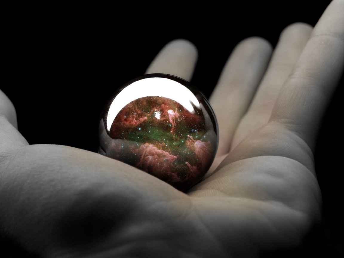 Шарик на ладони