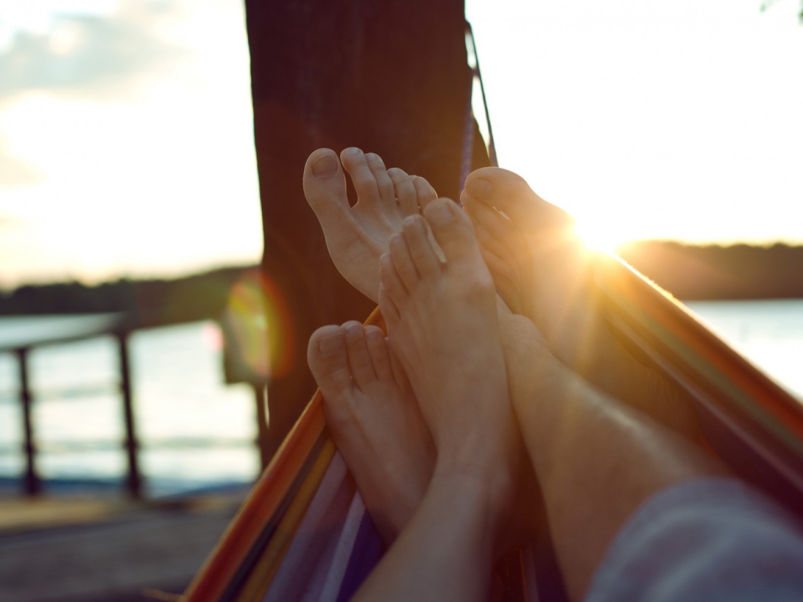 Переплетённая пара ног