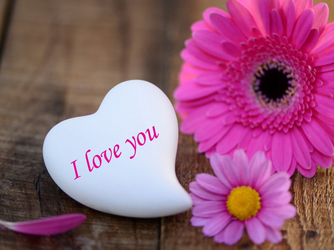 Белое сердце и малиновый цветок