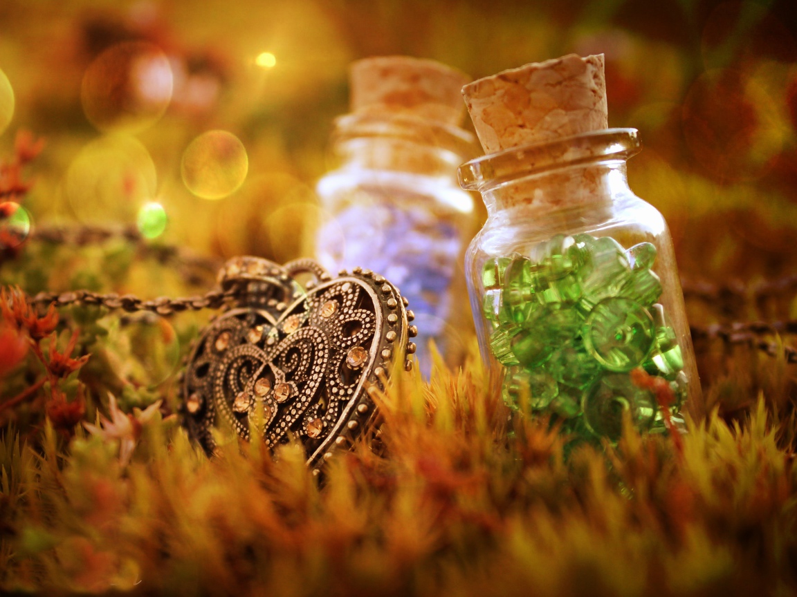 Кулон и бутылки с пуговицами