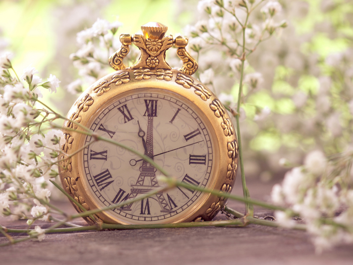 Карманные часы в белых цветках