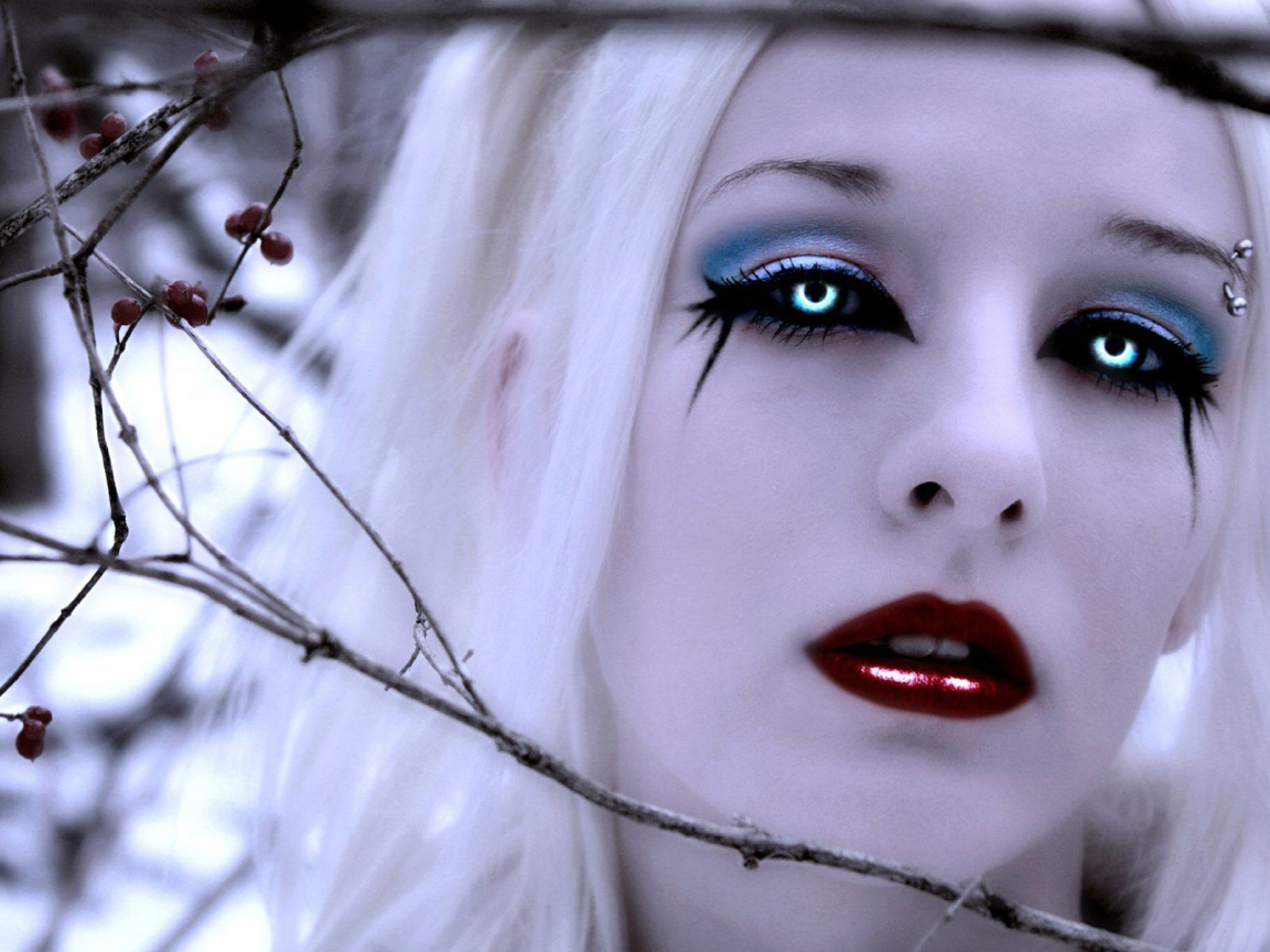 Блондинка девушка вампир