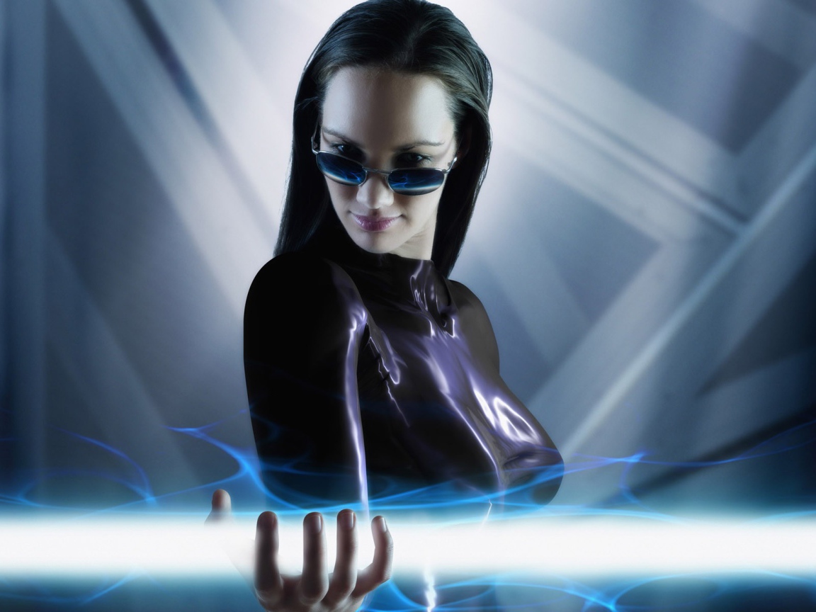 Женщина держит луч света