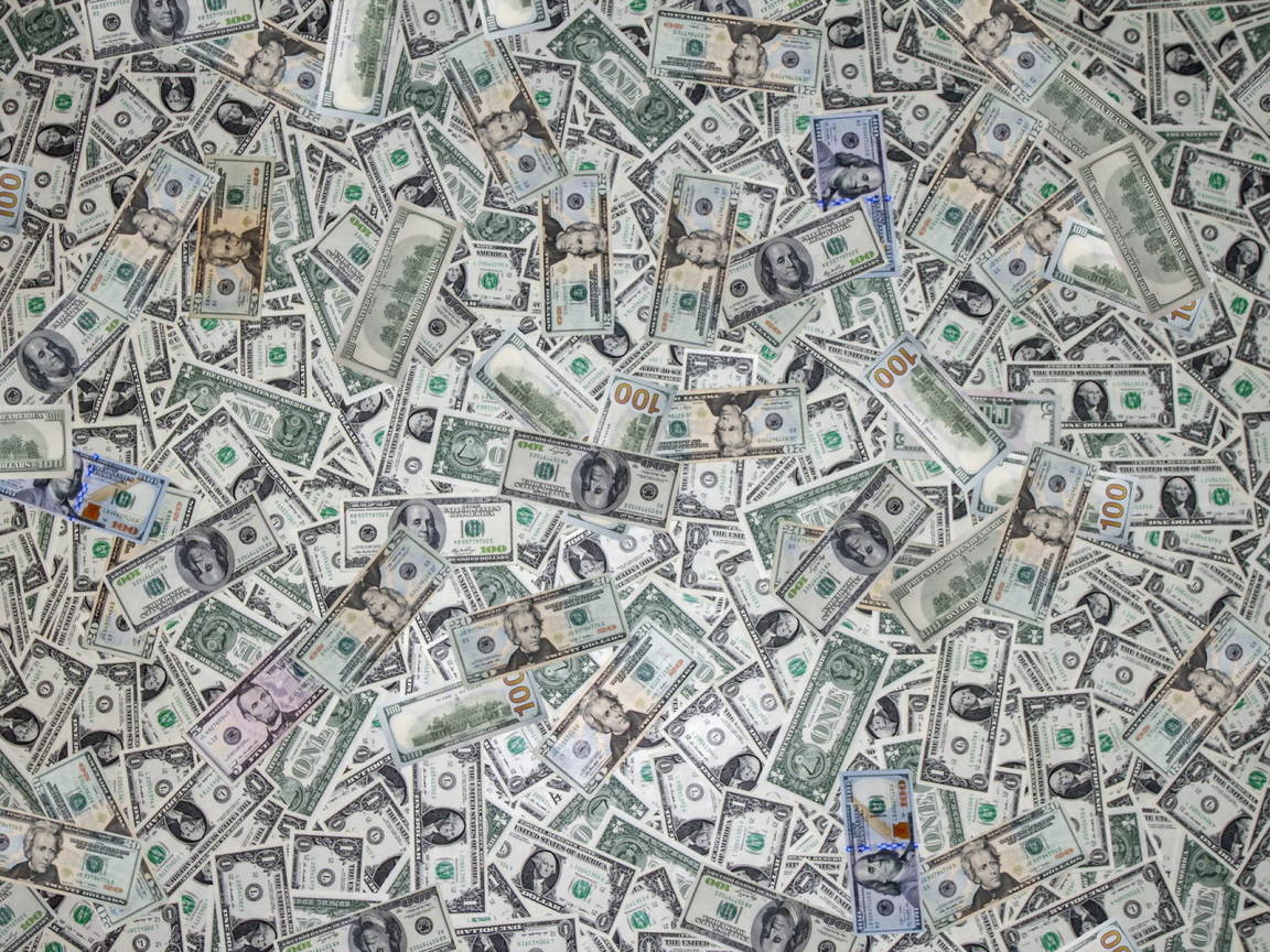 Россыпь денег долларов