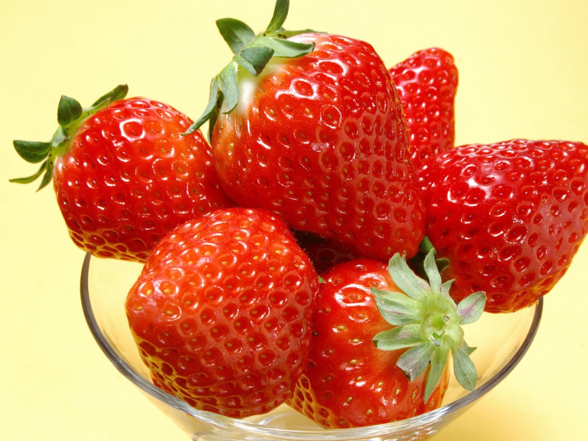 Бокал с клубникой